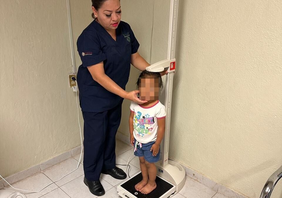 UNA BUENA NUTRICIÓN EN INFANTES PREVIENE ENFERMEDADES  Y FAVORECE  SU DESARROLLO