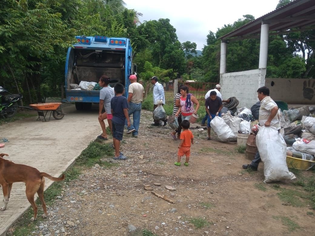 CONTINÚA APOYO A LA POBLACIÓN CON ACCIONES DE SANEAMIENTO BÁSICO.