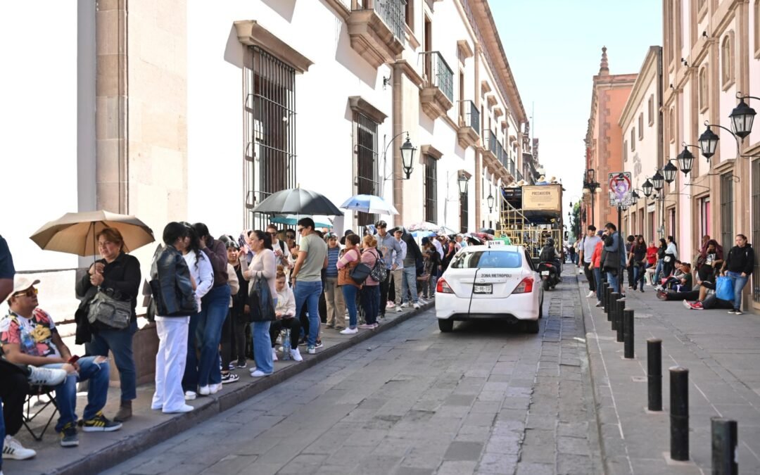 FANS DE LUIS MIGUEL LLENARON DE EMOCIÓN EL PALACIO DE GOBIERNO