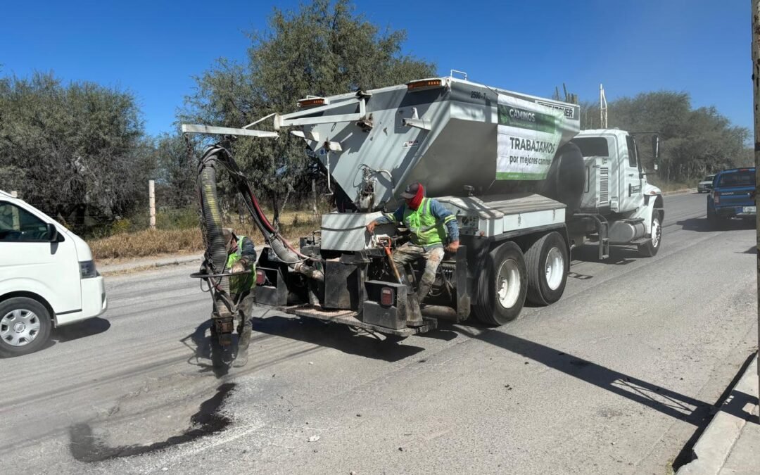 GOBIERNO ESTATAL ATIENDE MÁS CAMINOS Y CARRETERAS EN LAS CUATRO REGIONES