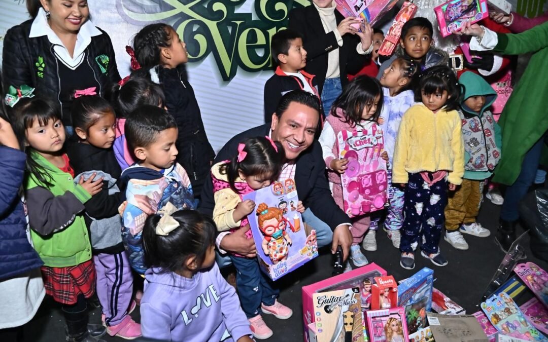 NIÑAS Y NIÑOS DE MEXQUITIC RECIBEN CARAVANA DE REGALOS NAVIDEÑOS