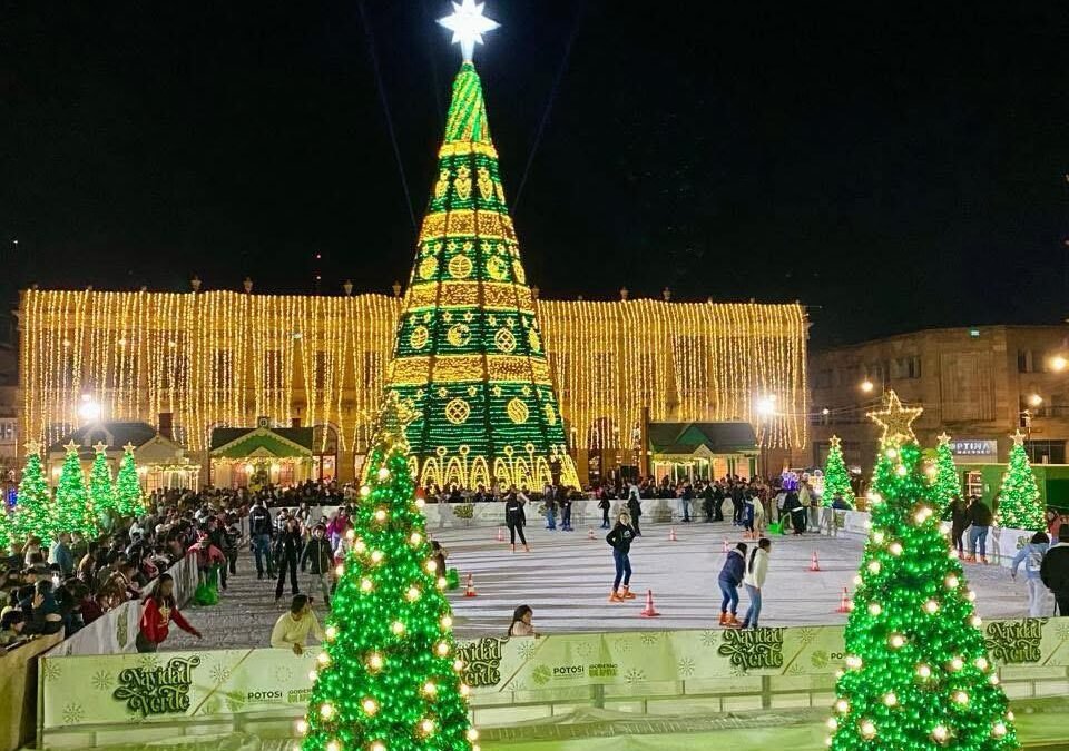 MILES DE FAMILIAS DISFRUTAN LA PISTA DE HIELO EN FUNDADORES