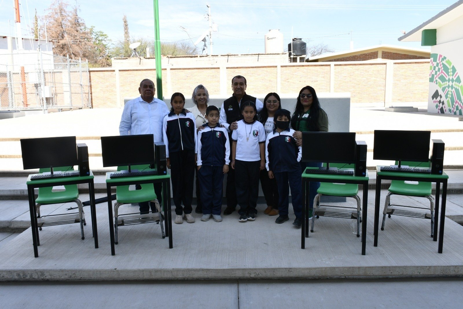GOBIERNO DEL ESTADO ENTREGA MOBILIARIO Y EQUIPO A ESCUELA DE TIERRANUEVA