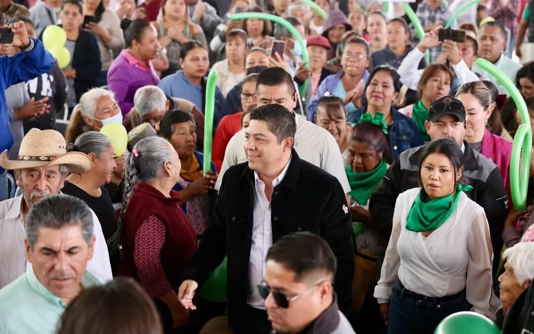 FAMILIAS DE MEXQUITIC RECONOCEN A RICARDO GALLARDO POR OBRAS Y APOYOS ALIMENTARIOS