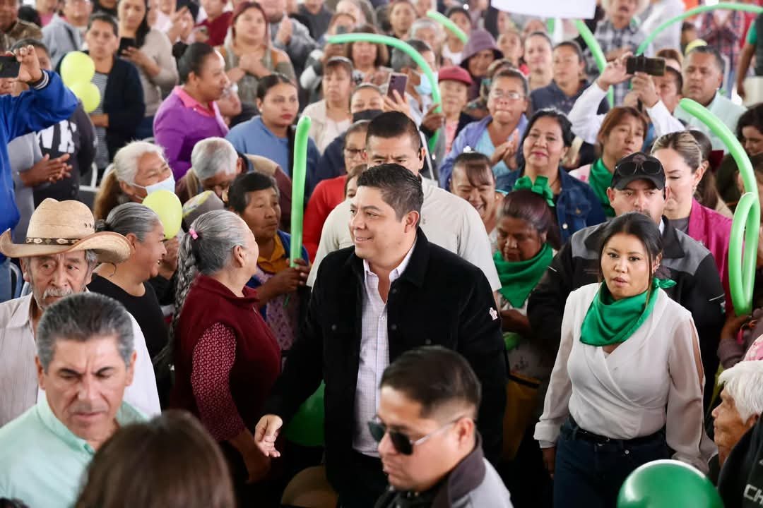 FAMILIAS DE MEXQUITIC RECONOCEN A RICARDO GALLARDO POR OBRAS Y APOYOS ALIMENTARIOS