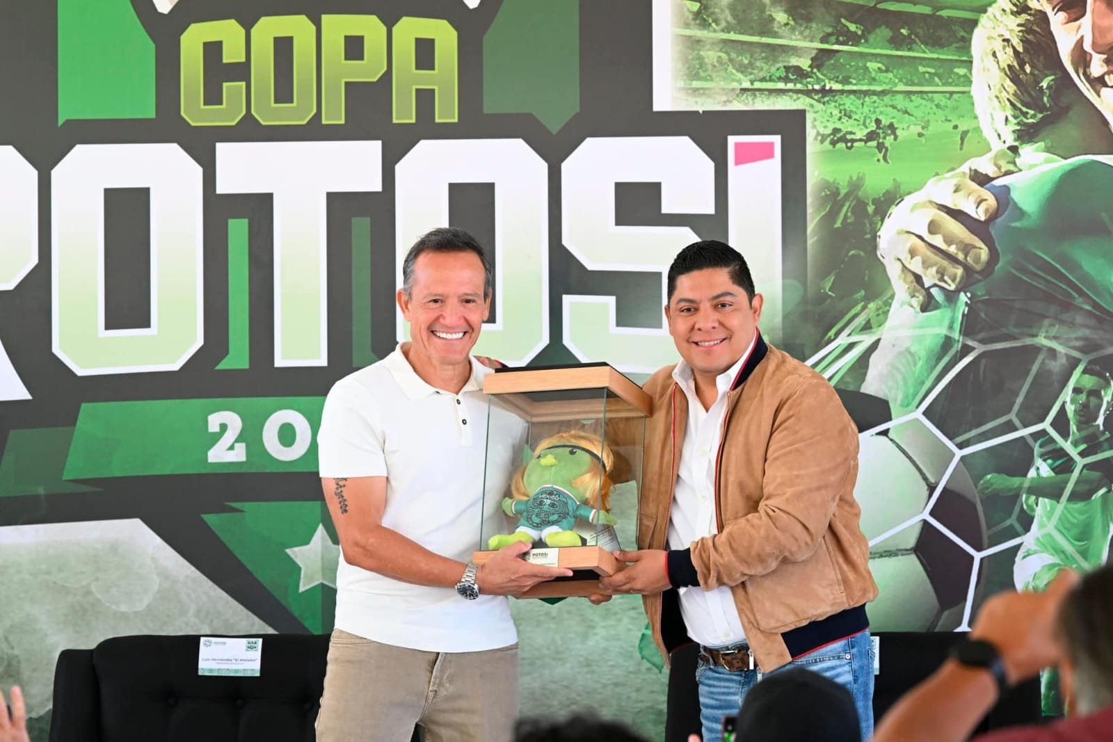 RECONOCE «EL MATADOR» LUIS HERNÁNDEZ A RICARDO GALLARDO POR APOYO AL DEPORTE