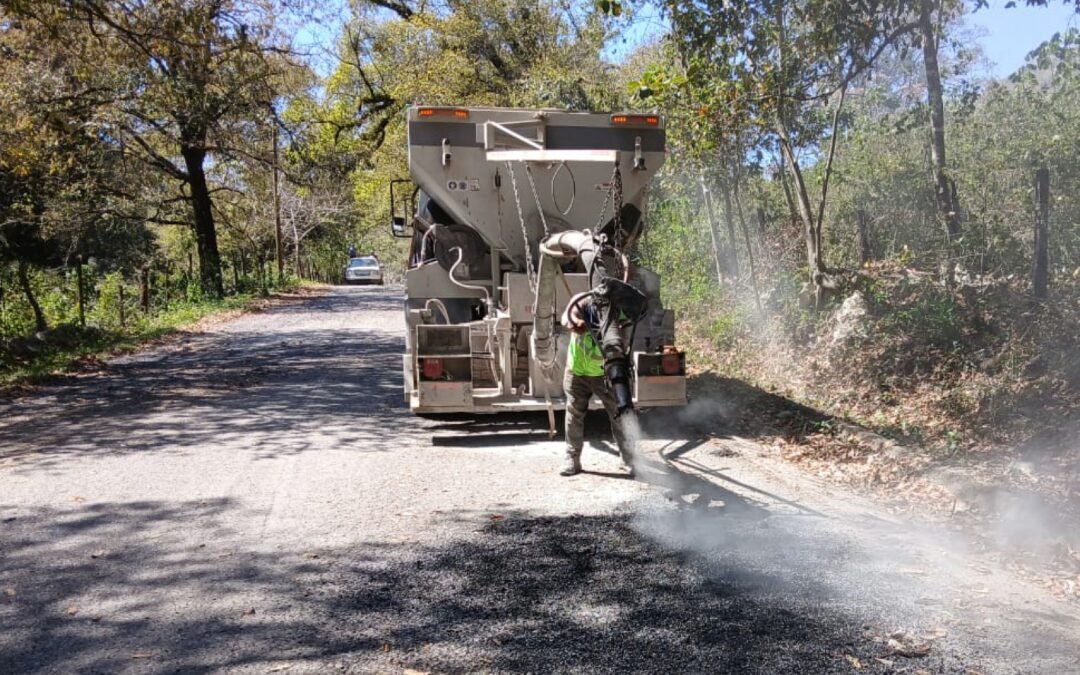 EJECUTIVO ESTATAL AVANZA CON ACCIONES DE BACHEO EN CAMINOS DE AQUISMÓN