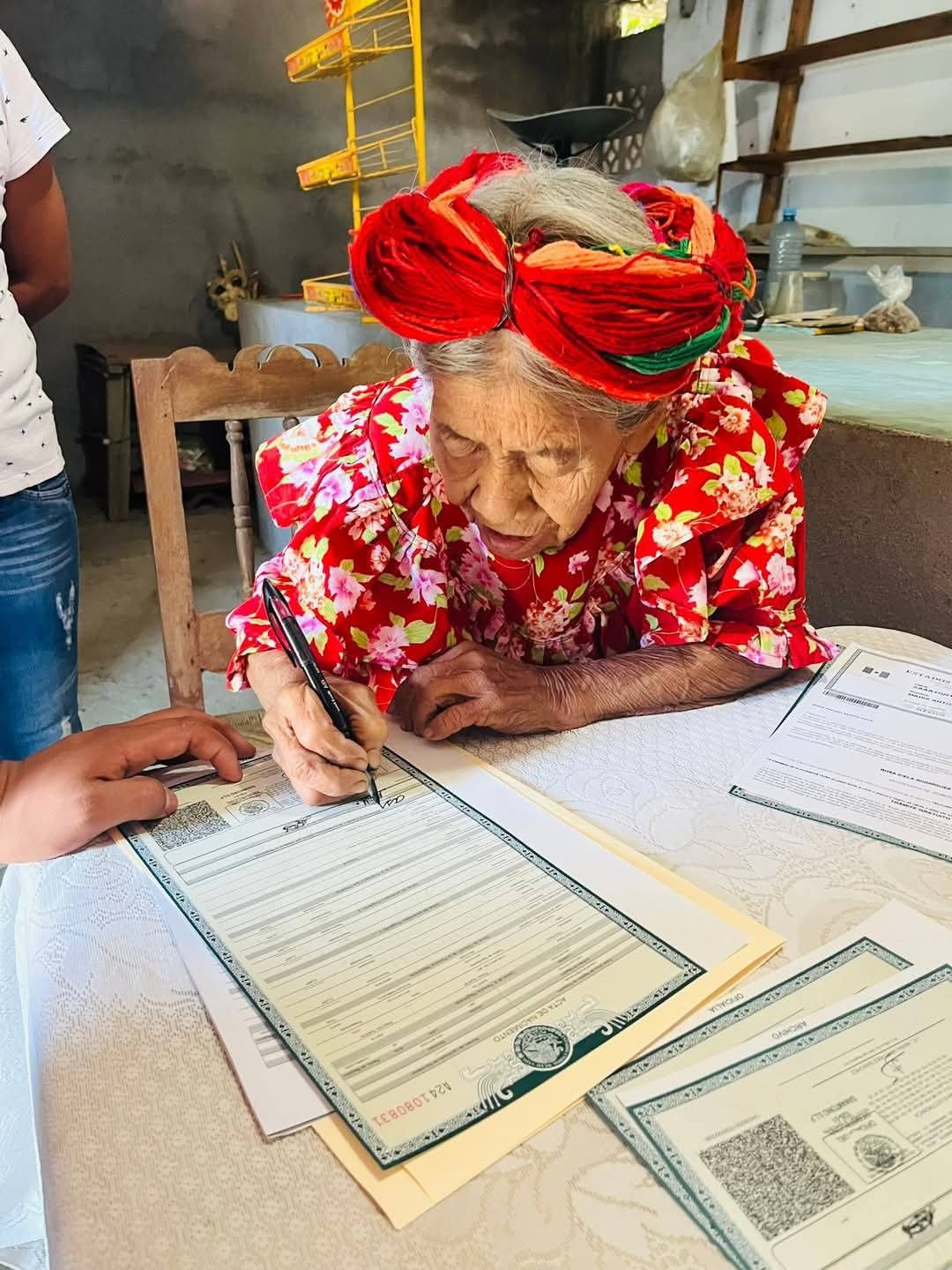 CON APOYO ESTATAL, RECOBRA DOÑA MARÍA SU IDENTIDAD TRAS MÁS DE OCHO DÉCADAS