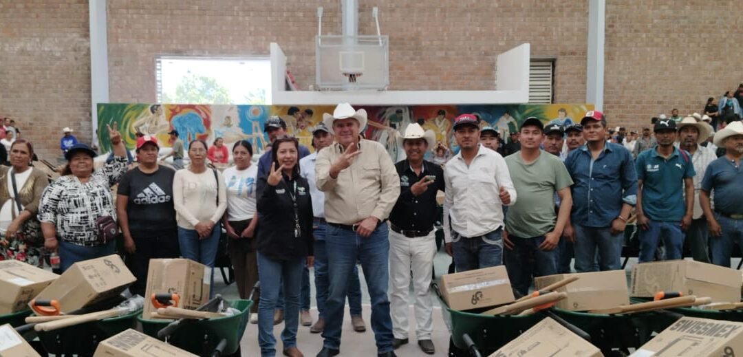 RICARDO GALLARDO ENTREGA APOYO A TRABAJADORES DEL CAMPO DE CHARCAS