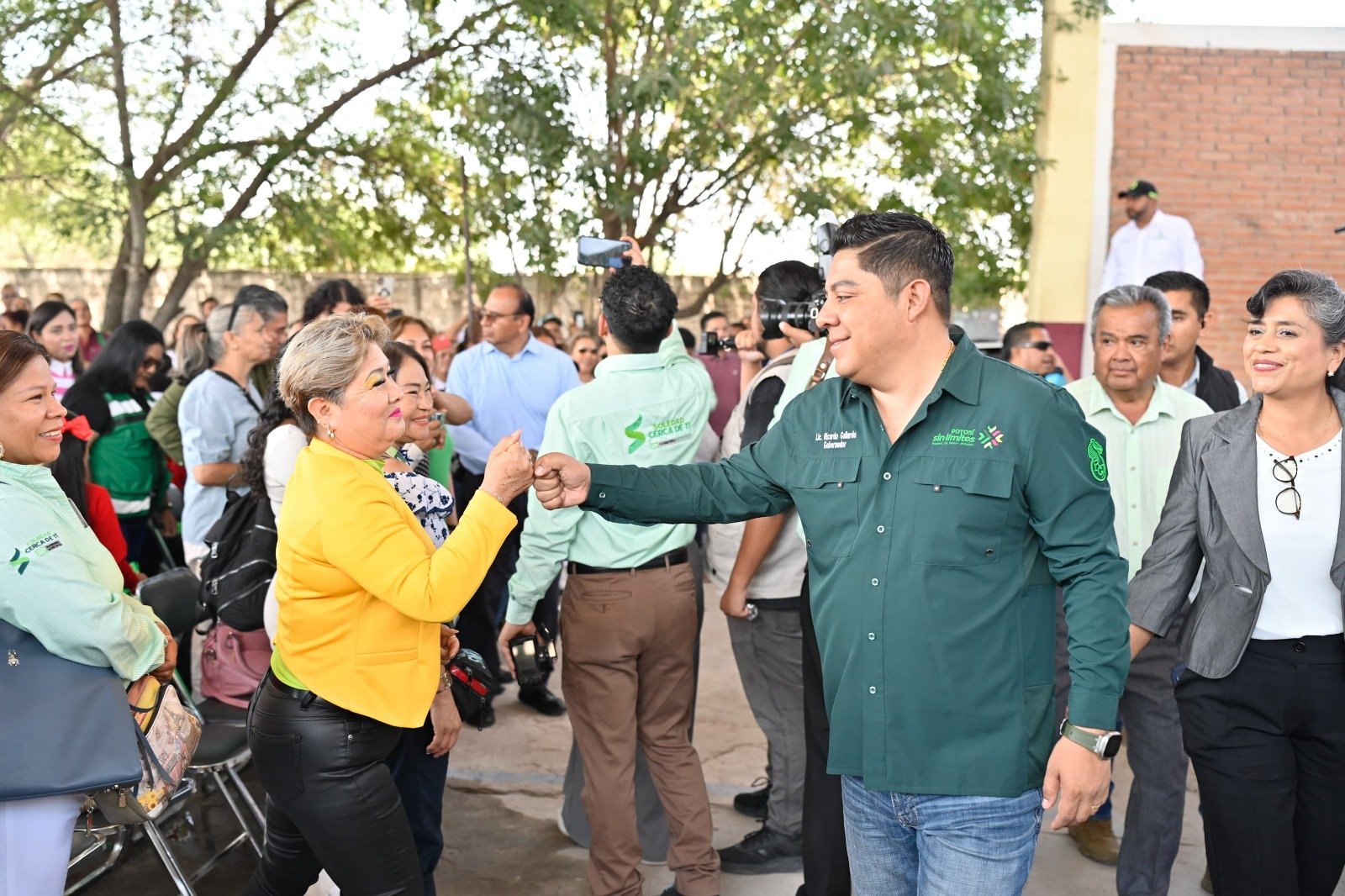 MADRES SOLEDENSES CELEBRAN RECONSTRUCCIÓN DE ESCUELA EN SOLEDAD