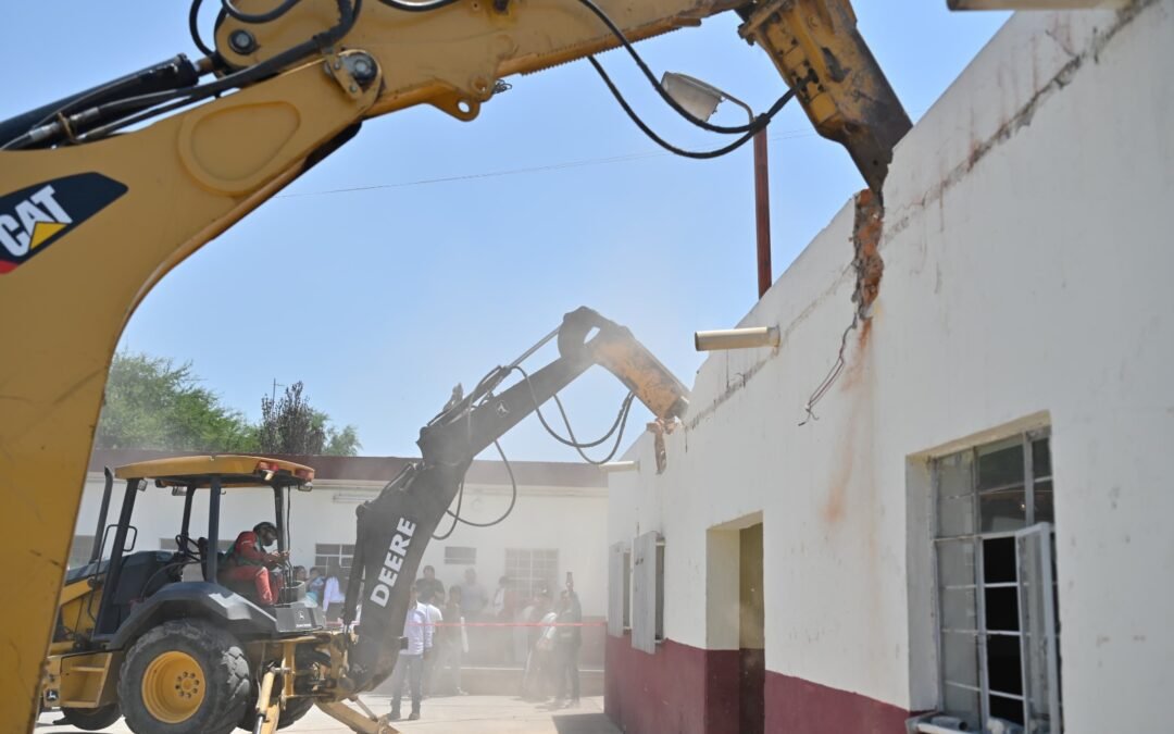 RICARDO GALLARDO RECONSTRUYE ESCUELA A NIÑEZ SOLEDENSE
