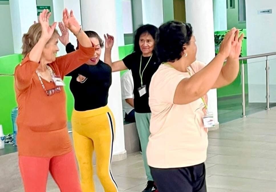 PERSONAS ADULTAS MAYORES PARTICIPAN EN TALLER DE ESTIMULACIÓN COGNITIVA