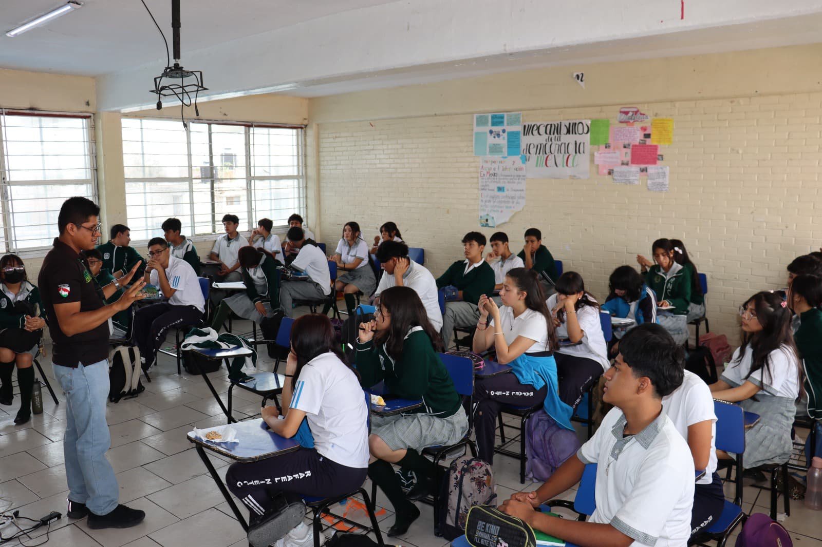 CAPACITAN A ESTUDIANTES SOBRE CIBERACOSO Y PREVENCIÓN