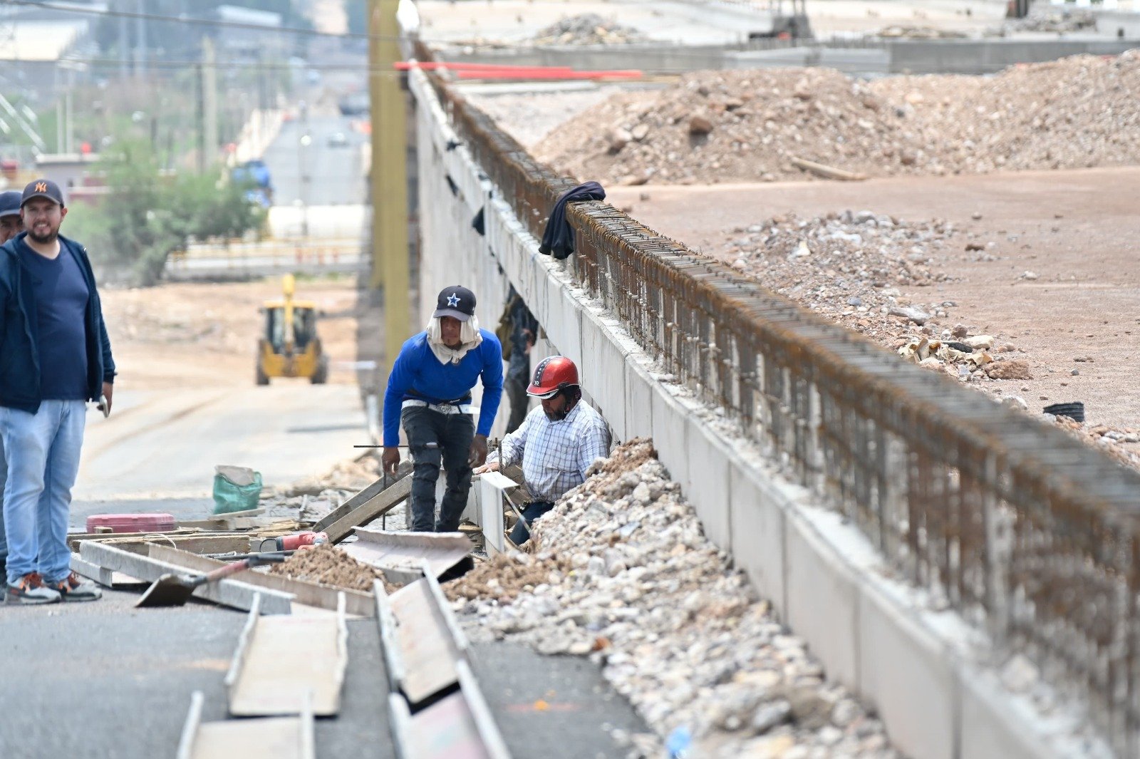 GOBERNADOR RICARDO GALLARDO SUPERVISA AVANCE DE LA VÍA ALTERNA