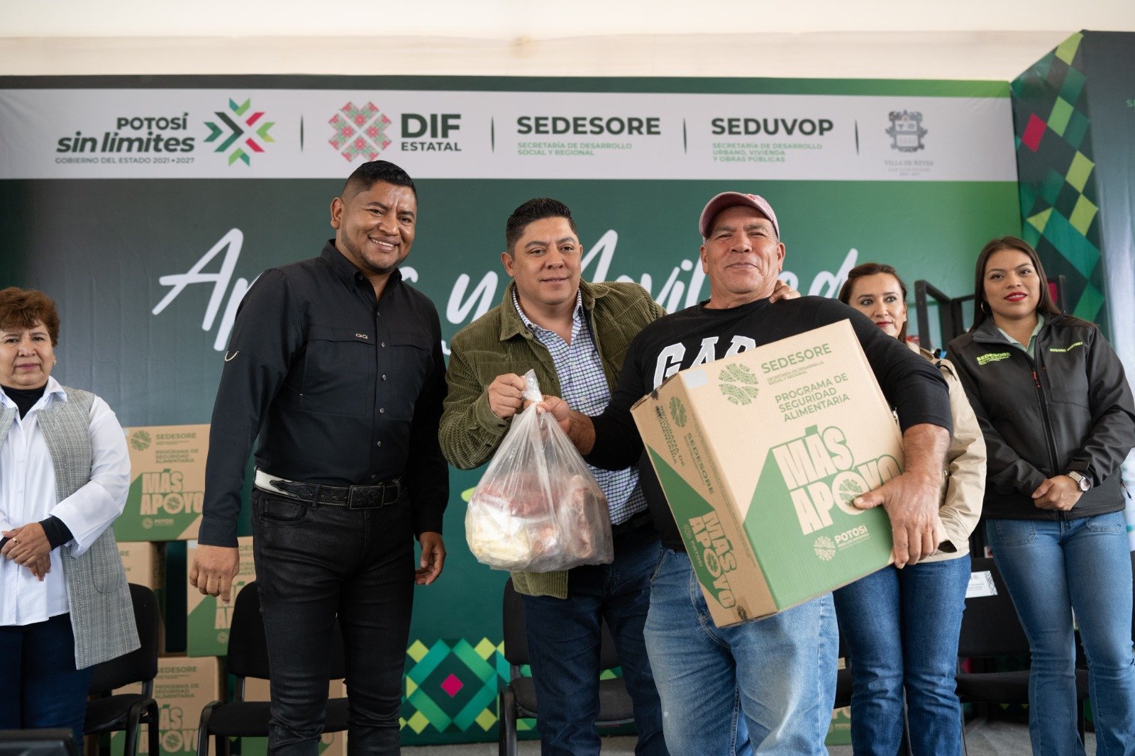 VILLAREYENSES AGRADECEN A RICARDO GALLARDO POR OBRAS Y APOYOS