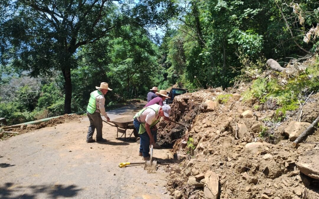 ESTADO ATIENDE CAMINOS AFECTADOS POR LLUVIAS