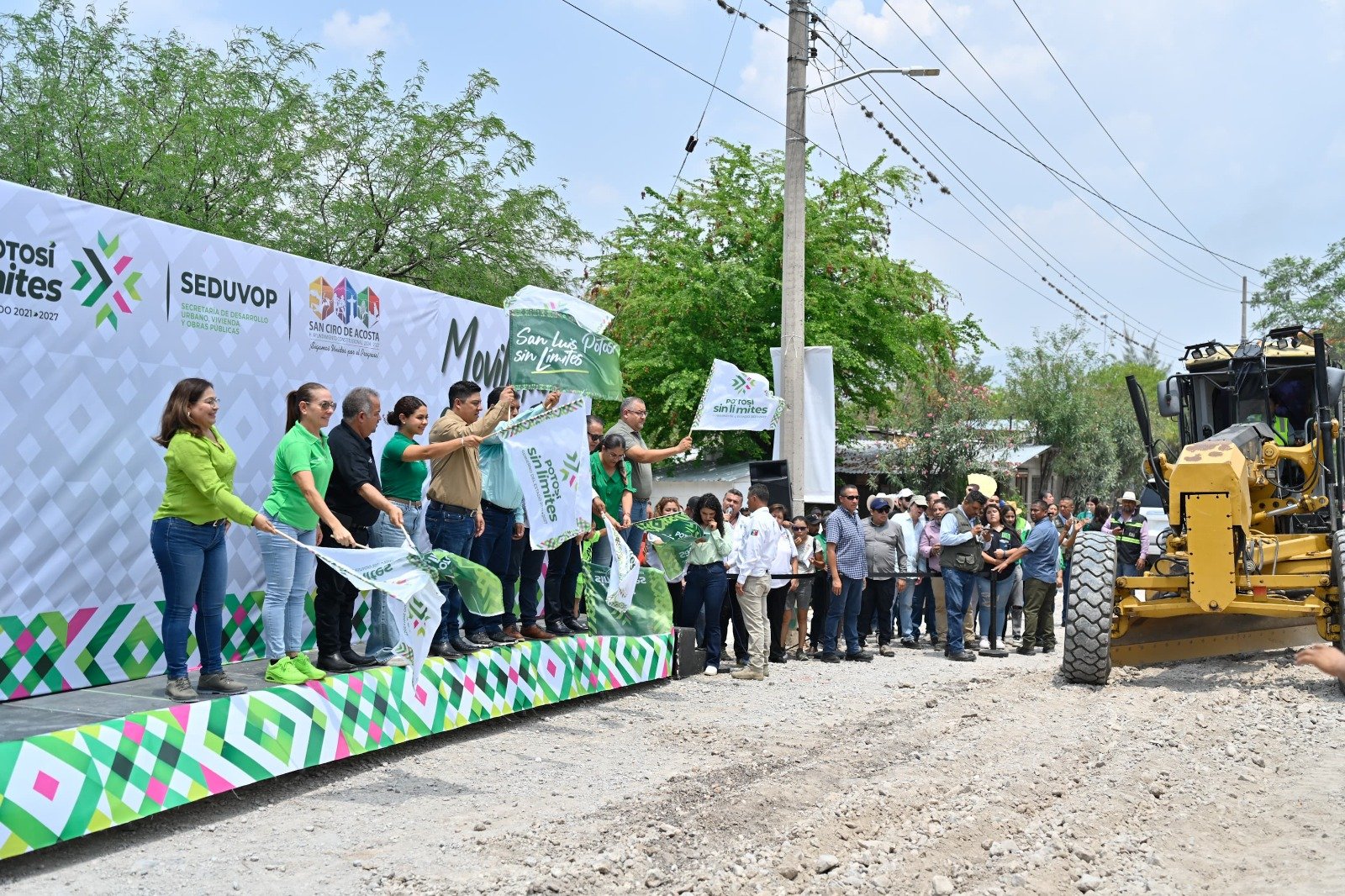 Pavimentan más calles en la región media de SLP