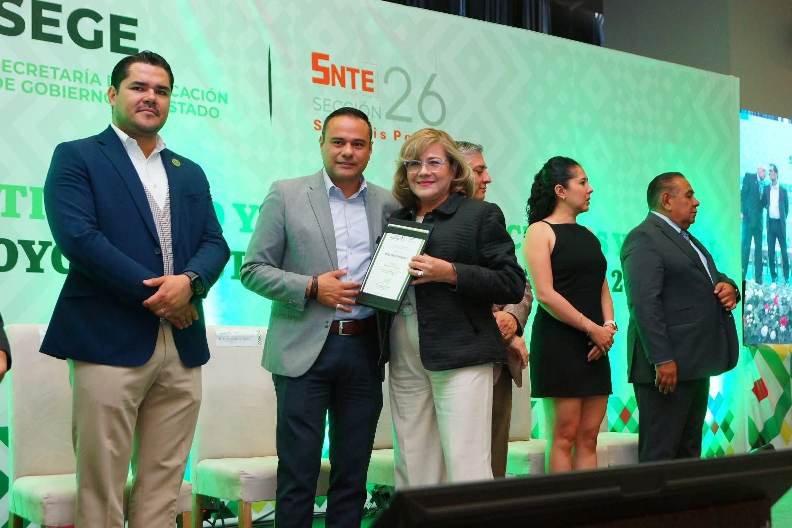 ESTADO RECONOCE A PERSONAL ADMINISTRATIVO EN LA EDUCACIÓN