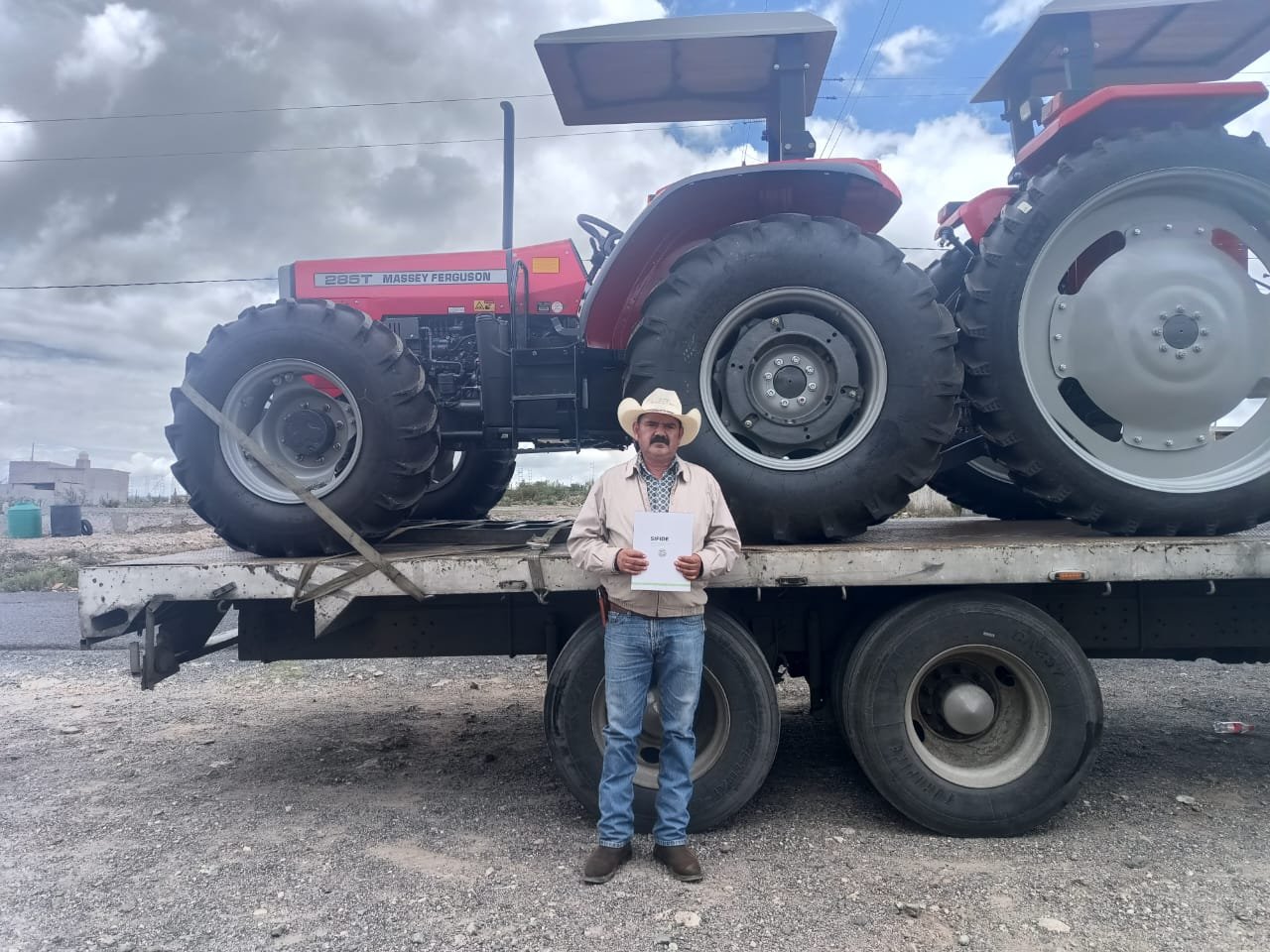 GOBIERNO ESTATAL ENTREGA MÁS TRACTORES A AGROPRODUCTORES