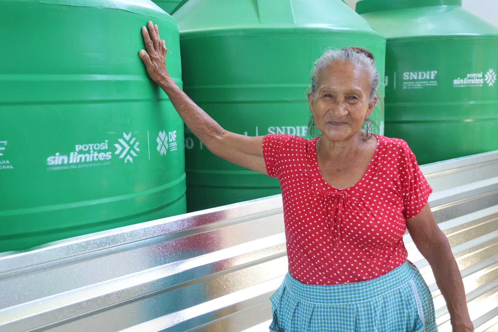 ENTREGA DIF ESTATAL LÁMINAS Y TINACOS EN LA HUASTECA POTOSINA