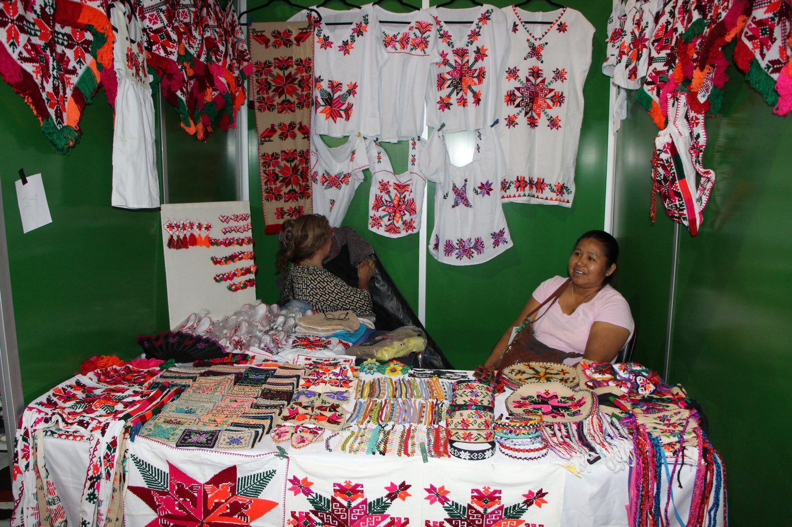 GOBIERNO RESPALDA SIN LÍMITES AL SECTOR ARTESANAL EN FENAPO 2025