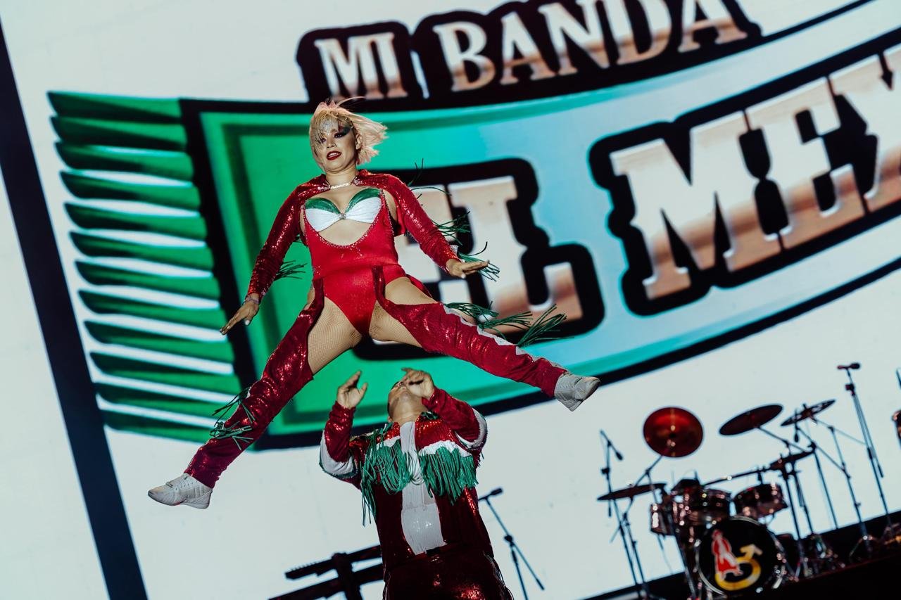 BANDA MACHOS Y MI BANDA EL MEXICANO PONEN A BAILAR A LA FENAPO