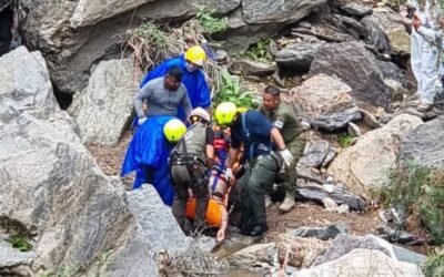 CUERPOS DE EMERGENCIA RESCATAN CUERPOS QUE CAYERON EN BARRANCO EN REAL DE CATORCE