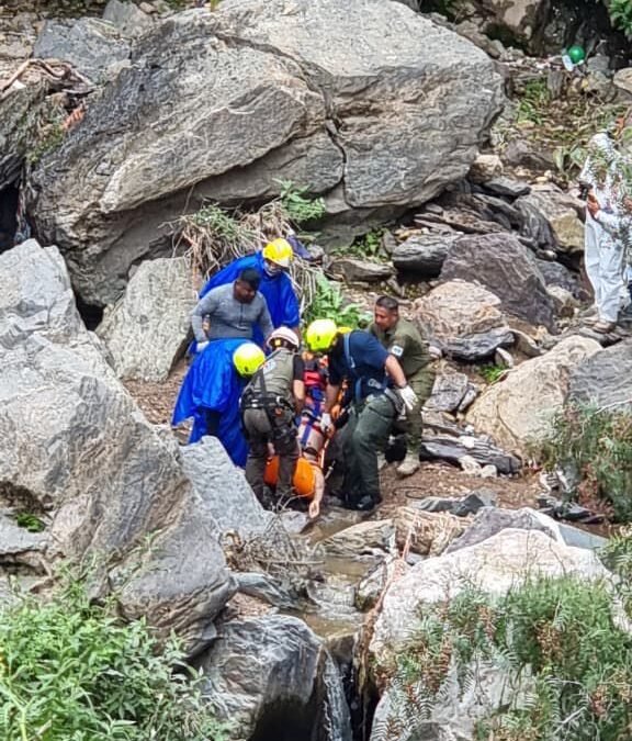 CUERPOS DE EMERGENCIA RESCATAN CUERPOS QUE CAYERON EN BARRANCO EN REAL DE CATORCE