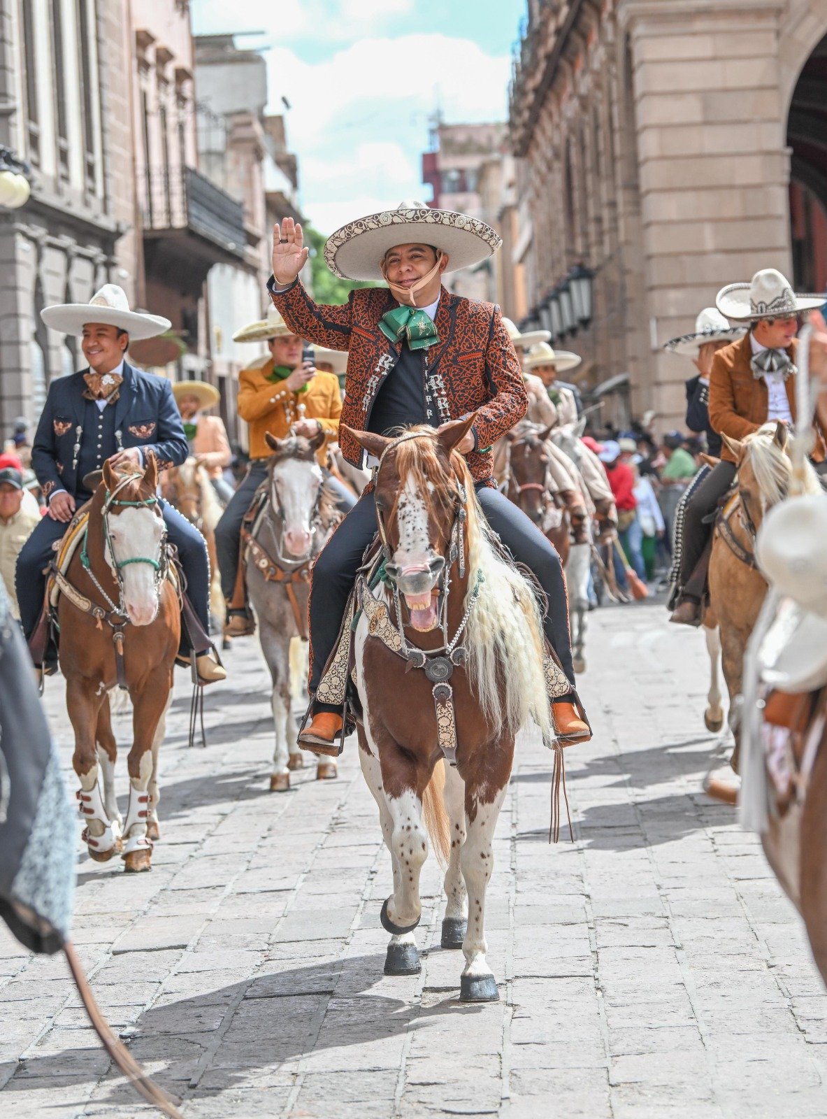 ENCABEZA RICARDO GALLARDO DESFILE CONMEMORATIVO DE LA INDEPENDENCIA DE MÉXICO