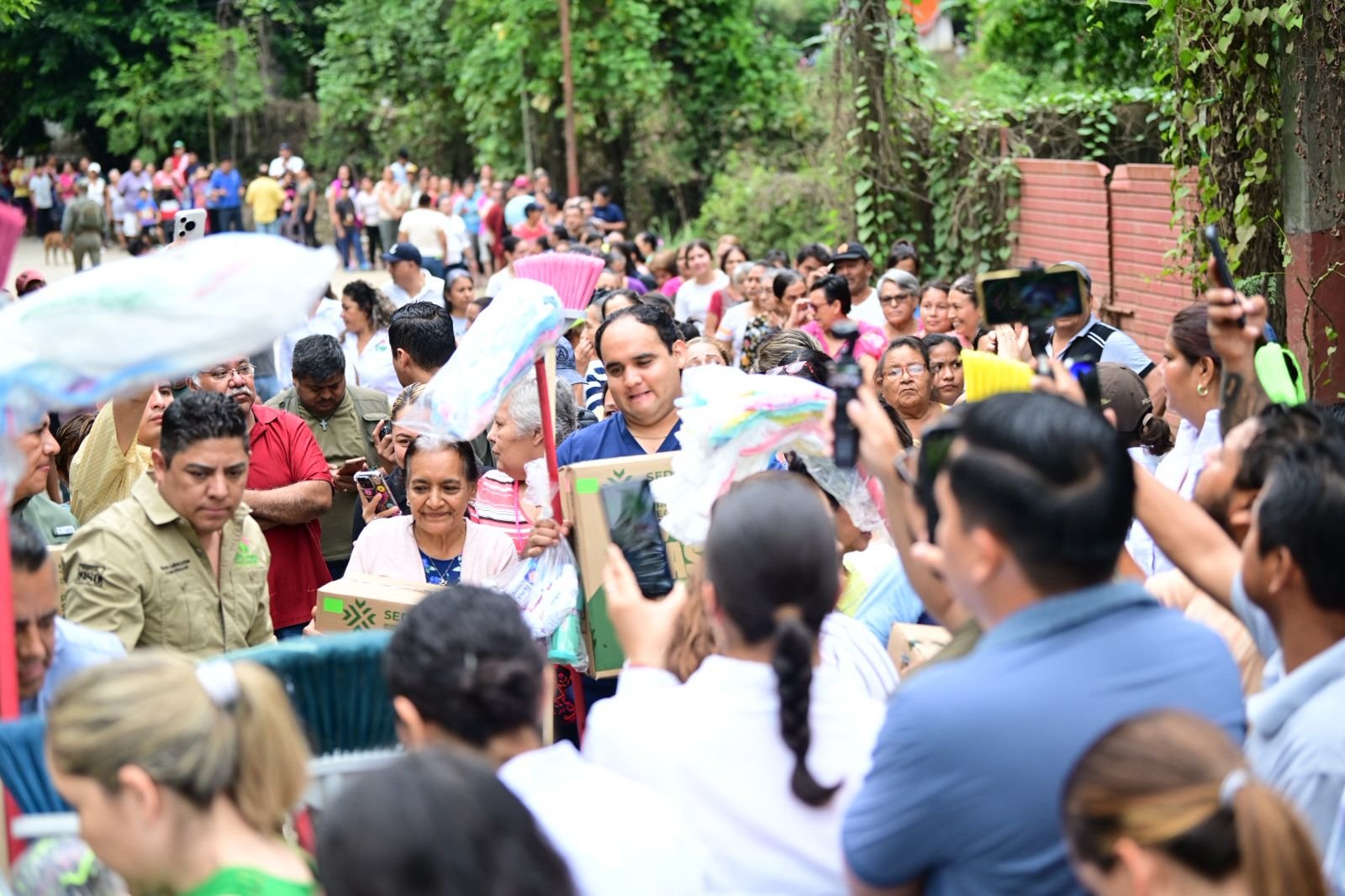 RICARDO GALLARDO ENTREGA APOYOS EN AXTLA, ARRIBAN CAMIONES CON ELECTRODOMÉSTICOS