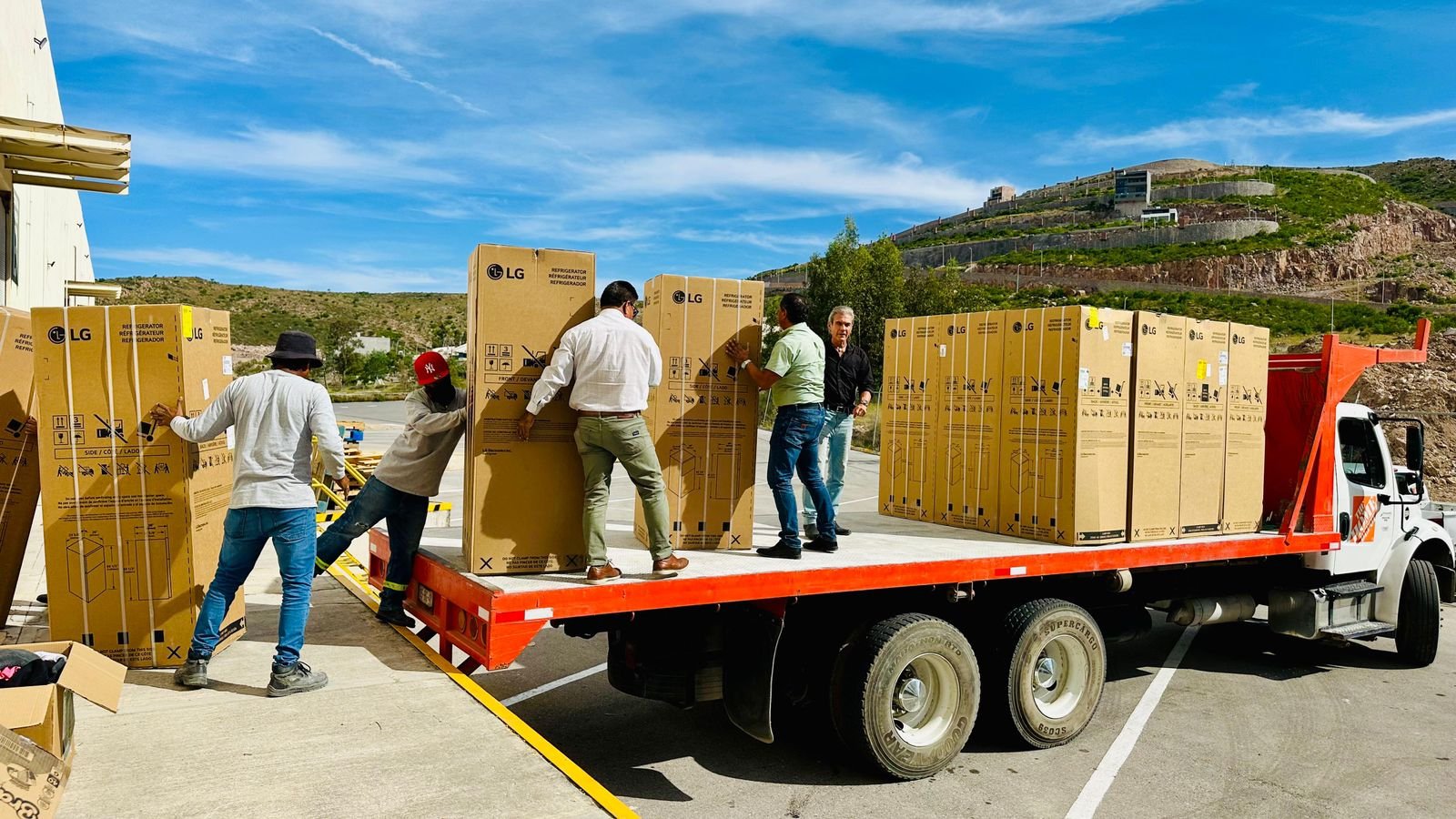 EMPRESARIADO POTOSINO DONA 110 REFRIGERADORES PARA DAMNIFICADOS DE LA HUASTECA