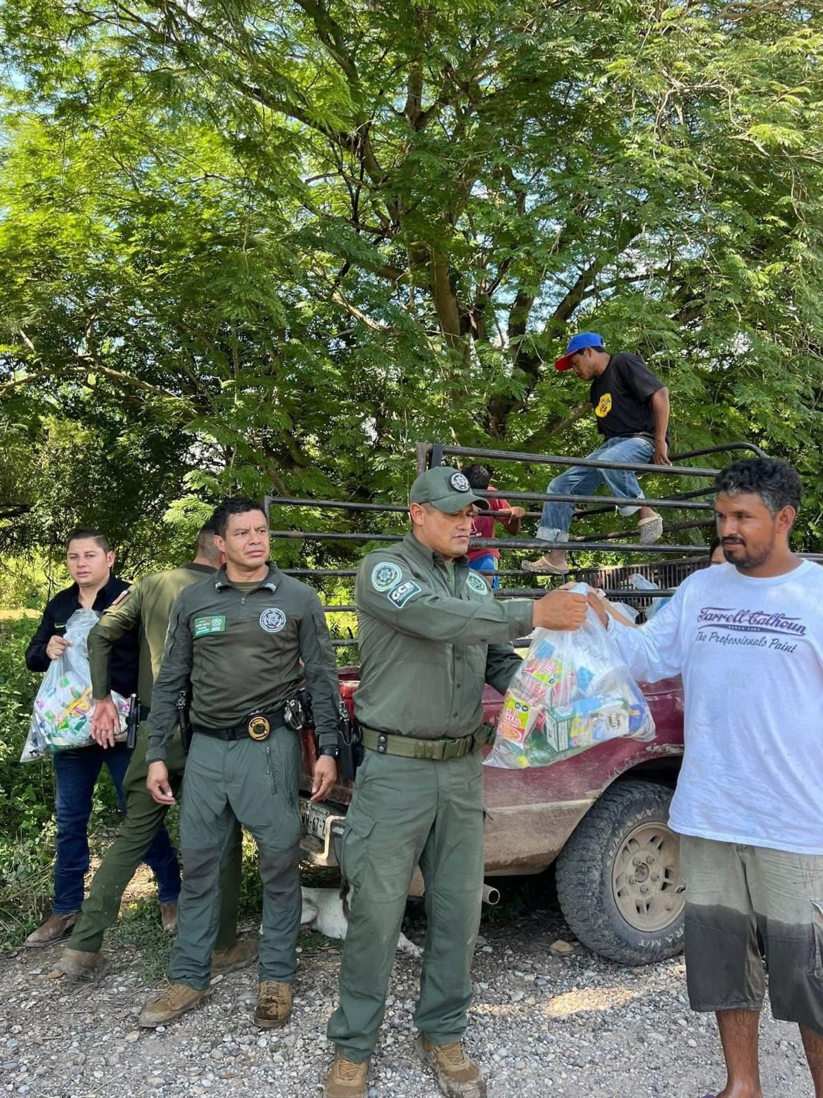 RICARDO GALLARDO ENVÍA MÁS AYUDA A FAMILIAS DE ÉBANO