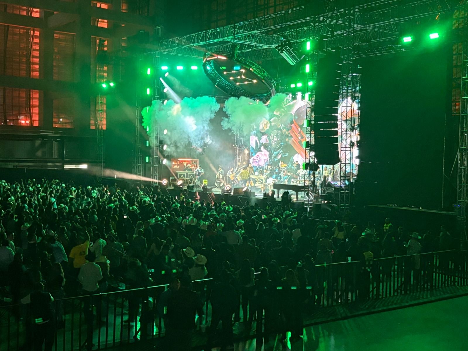 EDÉN MUÑOZ ENCIENDE LA ARENA POTOSÍ CON UN CONCIERTO INOLVIDABLE