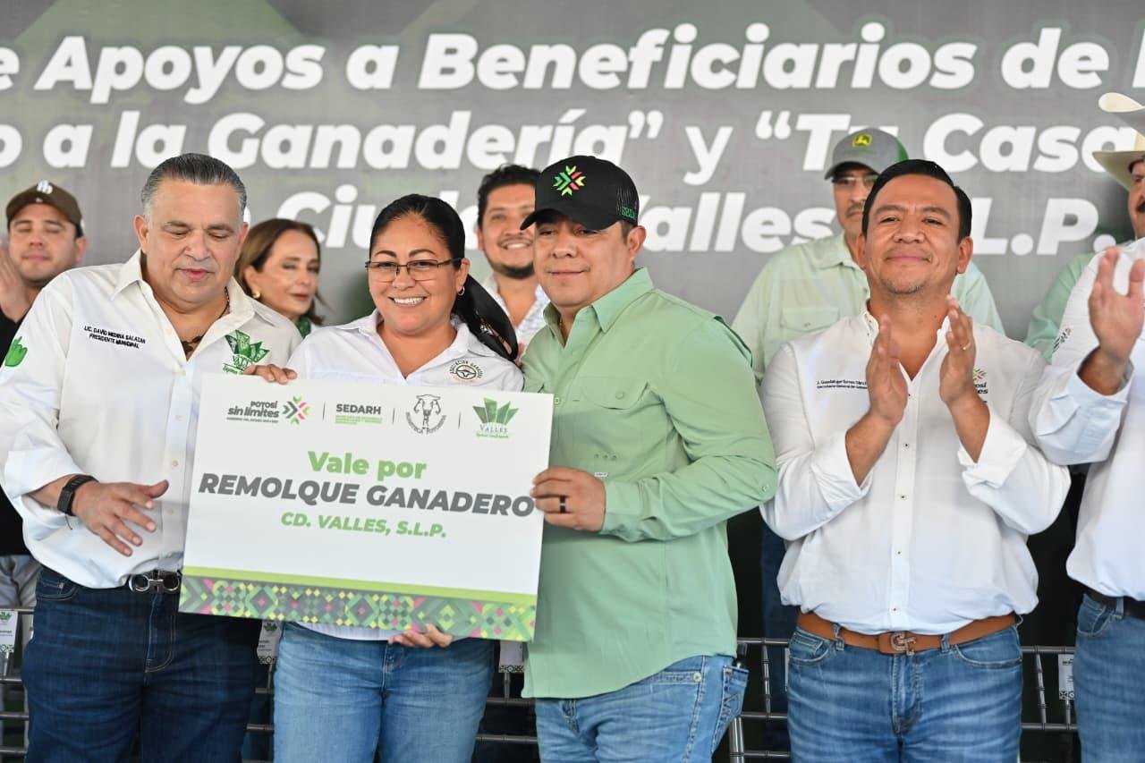 TRACTORES Y EQUIPAMIENTO ENTREGÓ RICARDO GALLARDO AL CAMPO POTOSINO