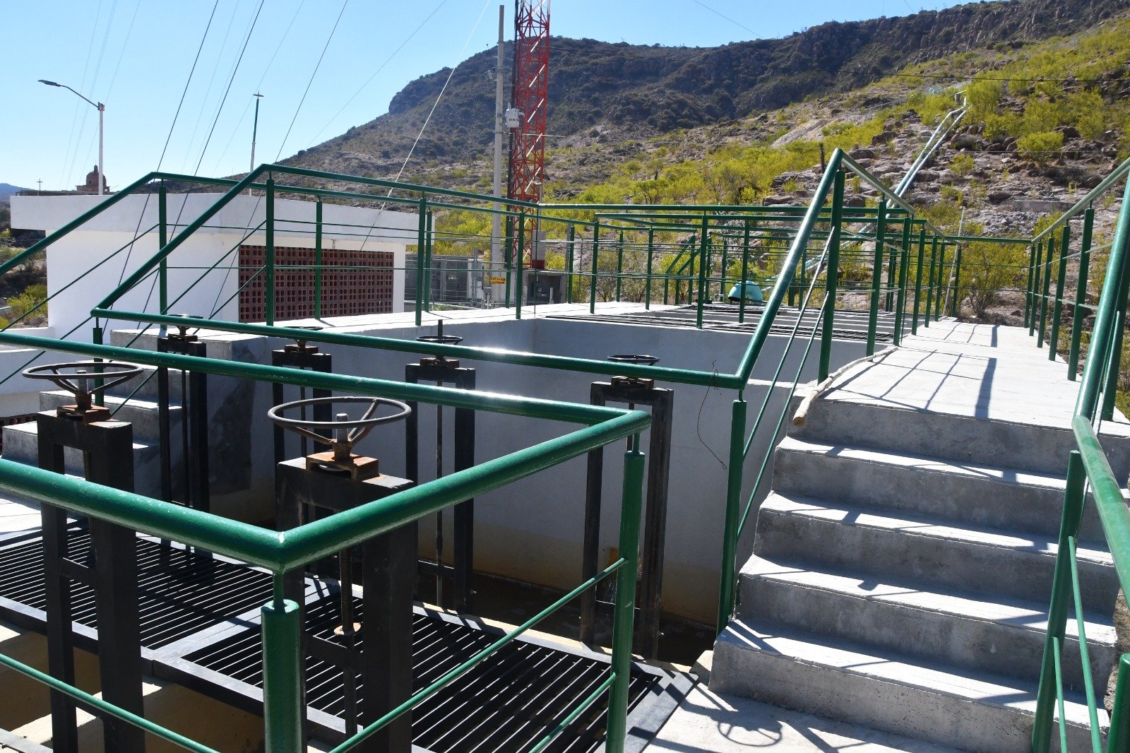 GOBIERNO ESTATAL LLEVA AGUA A LOS HOGARES EN ESCALERILLAS