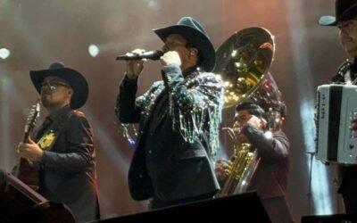 JULIÓN ÁLVAREZ FIRMA UNA NOCHE DE ROMANTICISMO EN LA ARENA POTOSÍ