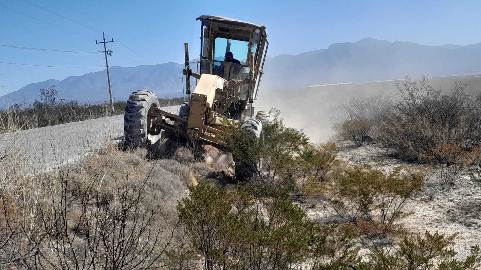 GOBIERNO ESTATAL MEJORA CAMINOS EN REAL DE CATORCE