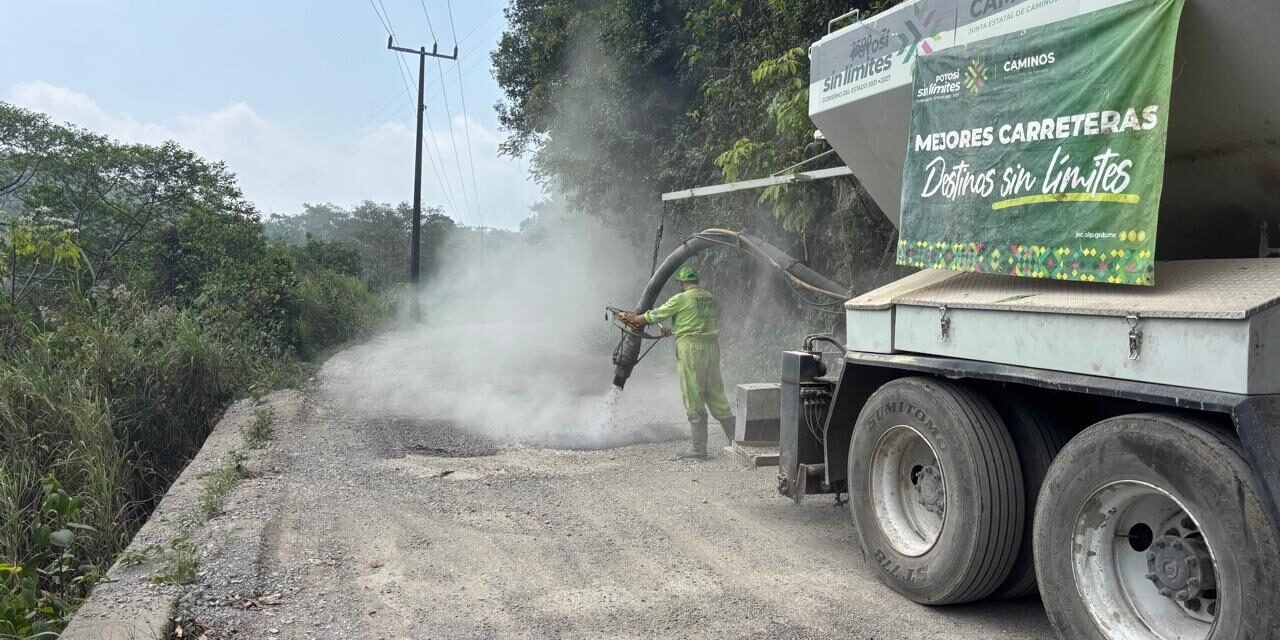 GOBIERNO ESTATAL DA MANTENIMIENTO A CAMINOS DE XILITLA