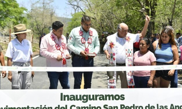 RICARDO GALLARDO INAUGURA UN CAMINO MÁS EN LA HUASTECA POTOSINA