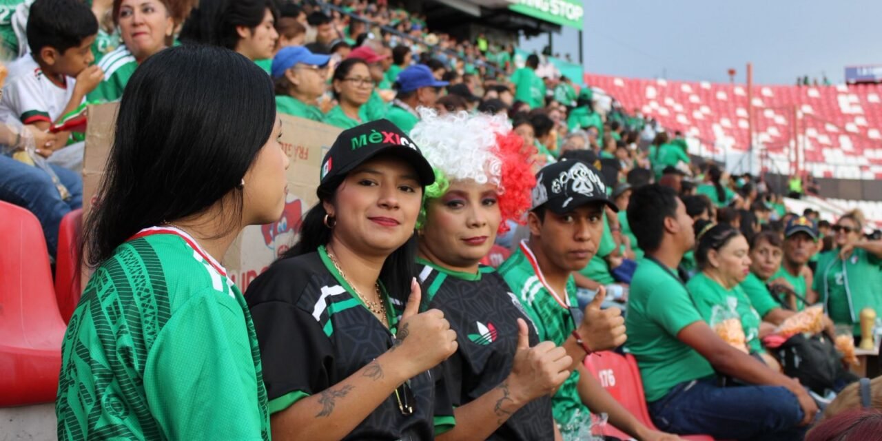AFICIONADOS CELEBRAN TRANSMISIONES DEL MUNDIAL EN EL ESTADIO LIBERTAD FINANCIERA