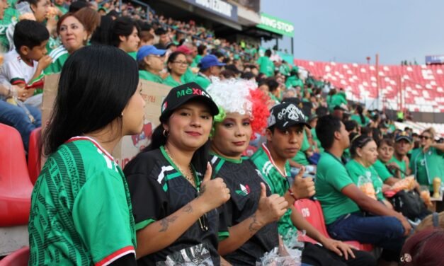 AFICIONADOS CELEBRAN TRANSMISIONES DEL MUNDIAL EN EL ESTADIO LIBERTAD FINANCIERA