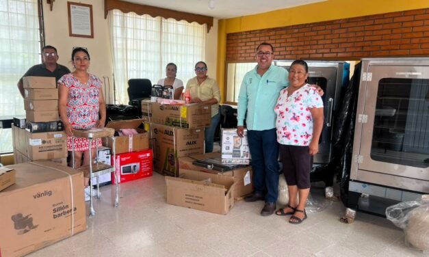 GOBIERNO ESTATAL FORTALECE LA CAPACITACIÓN LABORAL CON ENTREGA DE EQUIPAMIENTO