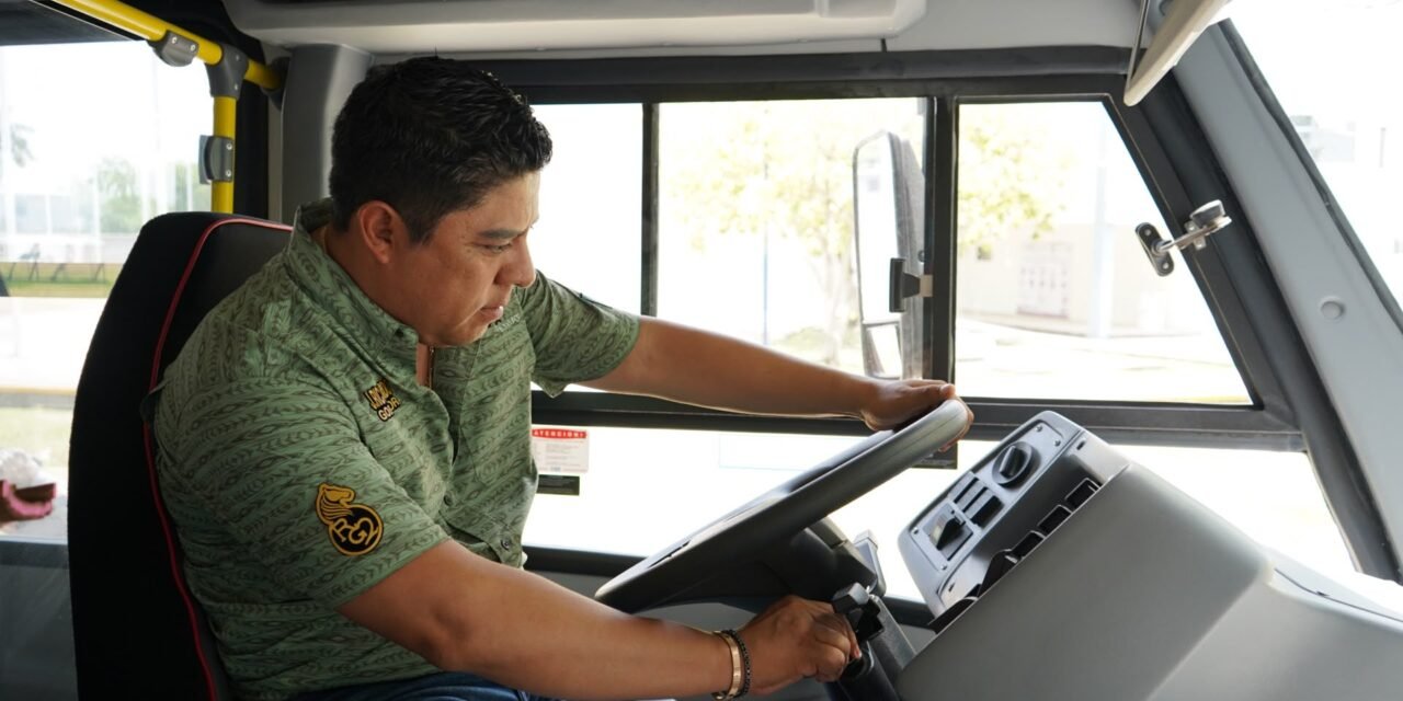 RICARDO GALLARDO LE CUMPLE A ESTUDIANTES DEL TECNOLÓGICO DE VALLES CON UN AUTOBÚS