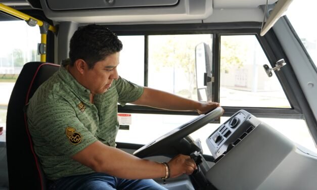 RICARDO GALLARDO LE CUMPLE A ESTUDIANTES DEL TECNOLÓGICO DE VALLES CON UN AUTOBÚS