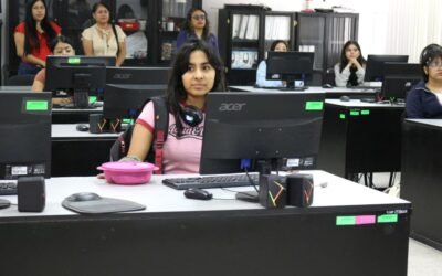 NIÑAS Y ADOLESCENTES APRENDEN PROGRAMACIÓN EN EL CURSO DE VERANO TECNOLOCHICAS
