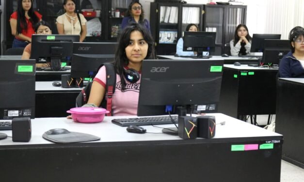 NIÑAS Y ADOLESCENTES APRENDEN PROGRAMACIÓN EN EL CURSO DE VERANO TECNOLOCHICAS