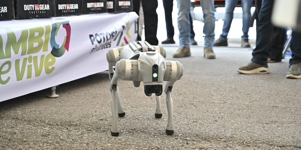 EL GOBERNADOR RICARDO GALLARDO PONE EN OPERACIÓN LOS PRIMEROS CUATRO PERROS ROBOT