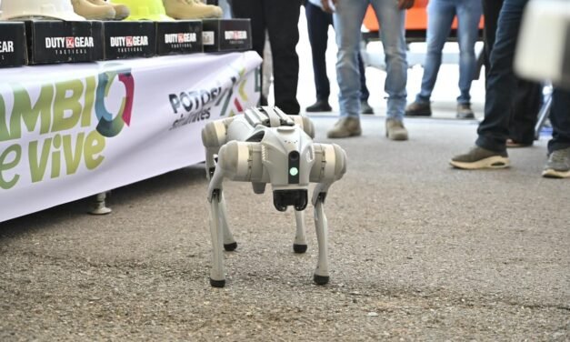 EL GOBERNADOR RICARDO GALLARDO PONE EN OPERACIÓN LOS PRIMEROS CUATRO PERROS ROBOT