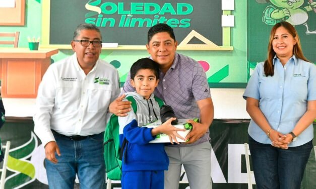 EL GOBERNADOR RICARDO GALLARDO GARANTIZA ENTREGA DE ÚTILES ESCOLARES EN LAS CUATRO REGIONES DEL ESTADO