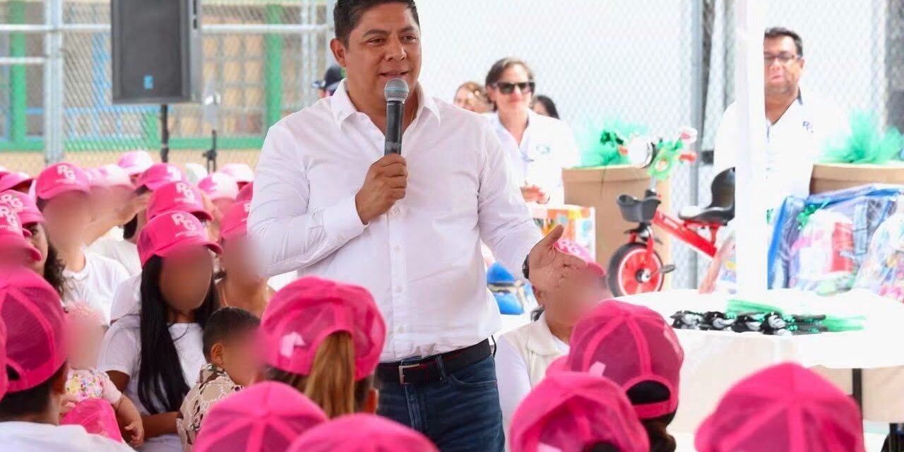 EL GOBERNADOR RICARDO GALLARDO Y GLORIA TREVI LLEVAN ESPERANZA A LA PILA